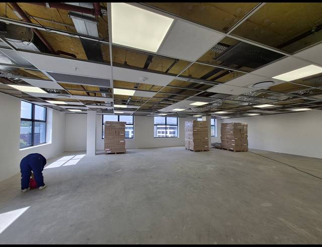 881M² OFFICE TO LET IN GLENADRIENNE EAST